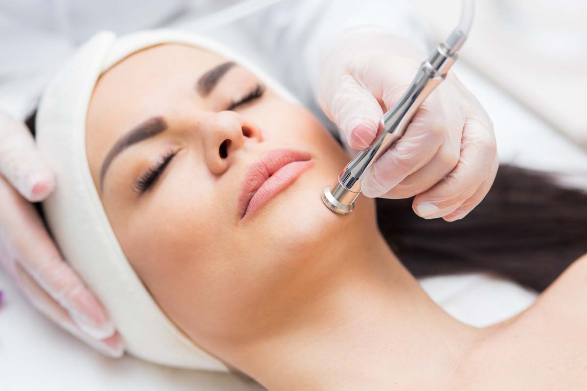portrait of a woman receiving diamond microdermabrasion treatment Dermatologie